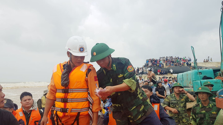Ghi tên tuổi những người lên xuồng ra cứu nạn. Chiến sĩ áo màu cam là lực lượng cứu nạn thiện chiến của Trung tâm Phối hợp tìm kiếm cứu nạn hàng hải Việt Nam. Dốc sức cứu hàng chục người mắc kẹt trên tàu bị chìm ở biển Quảng Trị -0