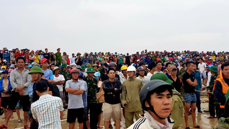 Hàng nghìn người đứng trên bờ theo dõi cứu nạn. Dốc sức cứu hàng chục người mắc kẹt trên tàu bị chìm ở biển Quảng Trị -1