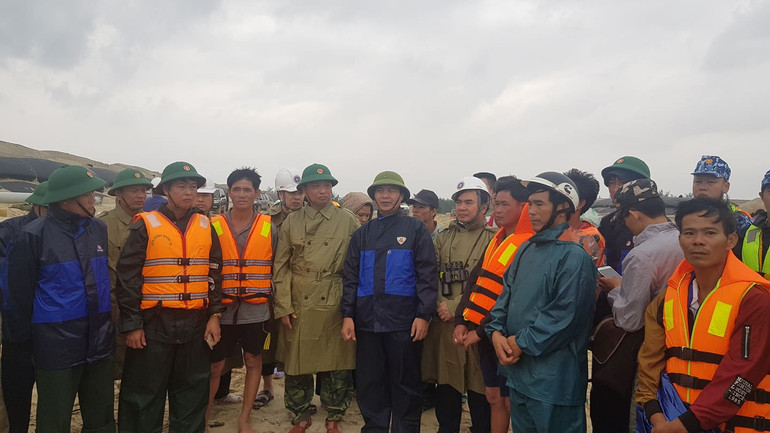 Các đơn vị cứu hộ cùng bàn phương án cứu tàu. Sáng 10-10: Tiếp tục cứu hộ tàu Vietship 01 -0