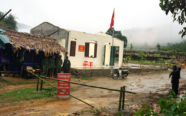 Lốc cuốn tốc mái chốt phòng, chống Covid-19 ở thượng du Thanh Hóa -0