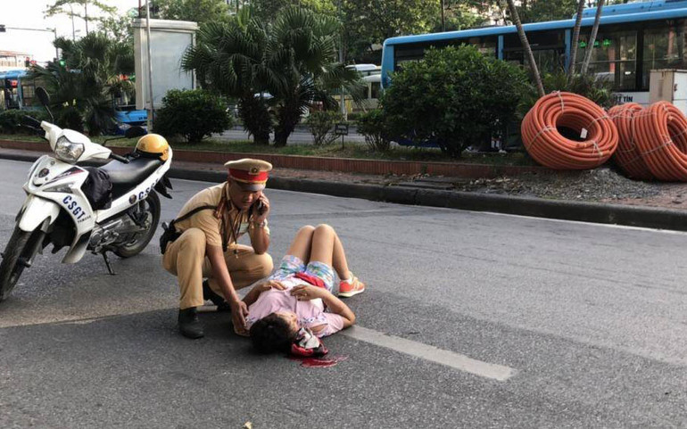 Chuyện về Cảnh sát giao thông giúp người dân vượt qua giây phút sinh tử -0