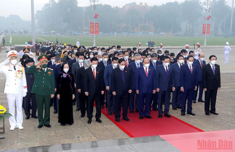 Các đại biểu Quốc hội vào Lăng viếng Chủ tịch Hồ Chí Minh -0
