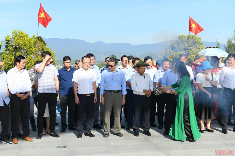 Đoàn Báo Nhân Dân dâng hương, dâng hoa tưởng niệm các chiến sĩ Gạc Ma hy sinh tại Trường Sa tại Khu tưởng niệm các chiến sĩ Gạc Ma (xã Cam Hải Đông, huyện Cam Lâm, tỉnh Khánh Hòa). Đoàn báo Nhân Dân dâng hương, dâng hoa tưởng niệm các chiến sĩ Gạc Ma hy sinh tại vùng biển Trường Sa. -0