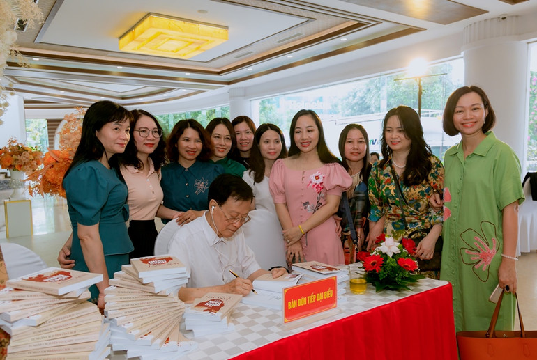 Ra mắt sách “Từ nhân cách đến văn cách” -0