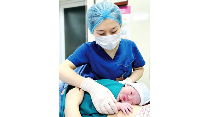 Tận tình chăm sóc trẻ sơ sinh. Ảnh: HOÀNG LINH Để cán bộ ngành y tế gắn bó với nghề -0