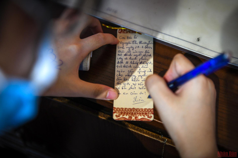 Sĩ tử đến Văn Miếu dâng lễ, cầu may trước kỳ thi tốt nghiệp THPT -0