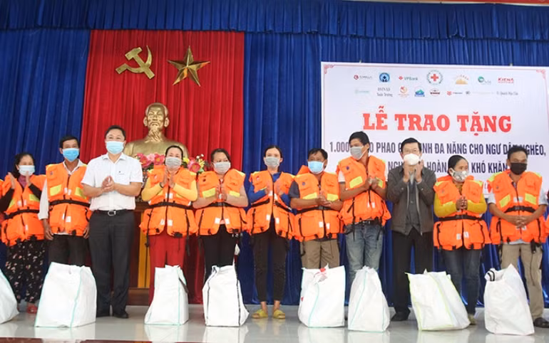 Trao tặng áo phao đa năng cho ngư dân Đà Nẵng, Quảng Nam -0