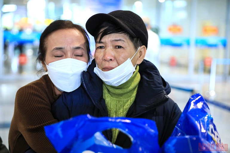 Đón công dân Việt từ Ukraine: Bồi hồi xúc động ngày về nhà -0