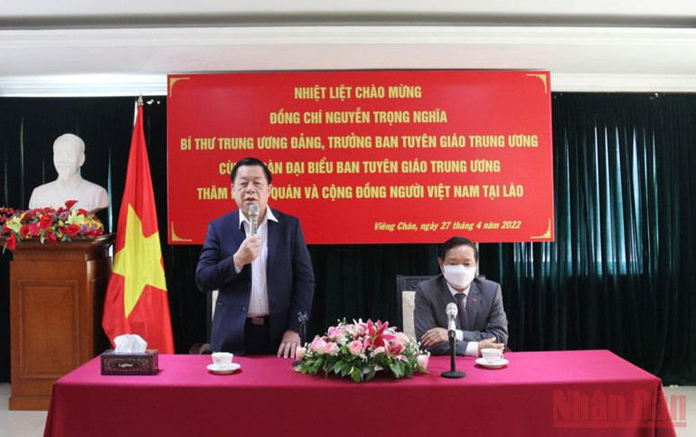 Đồng chí Nguyễn Trọng Nghĩa (trái) nói chuyện với cán bộ, nhân viên Đại sứ quán Việt Nam tại Lào và các cơ quan Việt Nam bên cạnh Đại sứ quán. (Ảnh: XUÂN SƠN) Đoàn đại biểu Ban Tuyên giáo Trung ương thăm Báo Pasaxon Lào -0