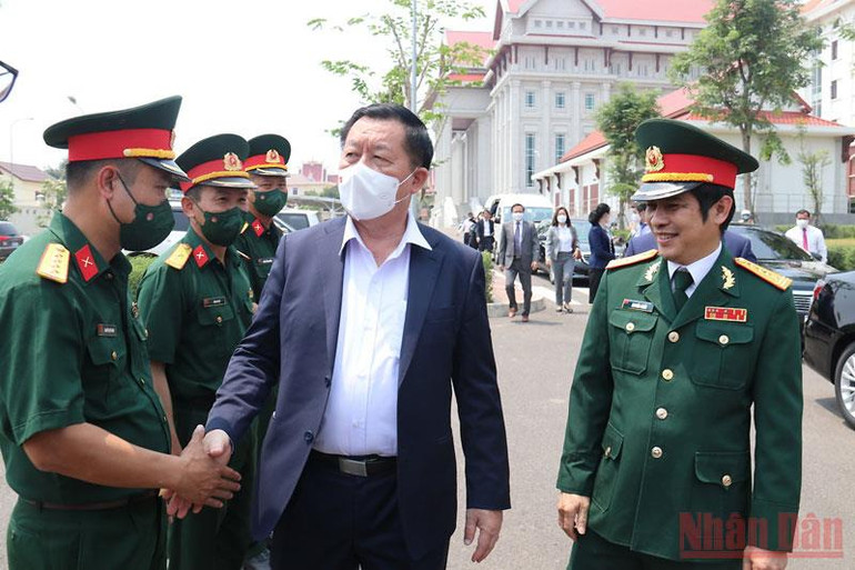 Đồng chí Nguyễn Trọng Nghĩa ân cần thăm hỏi cán bộ, chiến sĩ Binh đoàn 11, chiều 27/4. (Ảnh: XUÂN SƠN) Đoàn đại biểu Ban Tuyên giáo Trung ương thăm Báo Pasaxon Lào -0