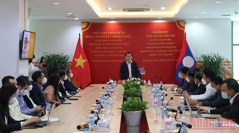 Đồng chí Nguyễn Trọng Nghĩa thăm và nói chuyện với cán bộ, nhân viên Công ty Star Telecom. (Ảnh: XUÂN SƠN) Đoàn đại biểu Ban Tuyên giáo Trung ương thăm Báo Pasaxon Lào -0