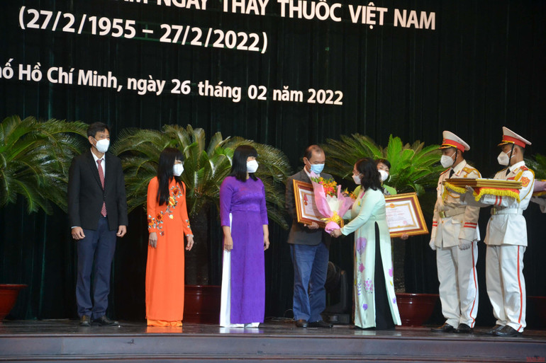 TP Hồ Chí Minh trao phần thưởng cao quý cho các tập thể, cá nhân ngành y tế -0
