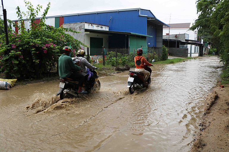 Sớm sửa chữa lại đường, bảo đảm an toàn giao thông cho người dân -0