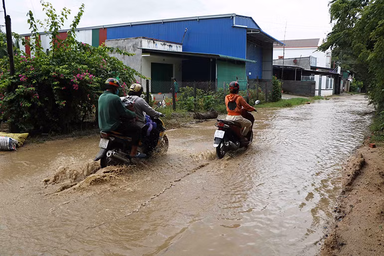 Sớm sửa chữa lại đường, bảo đảm an toàn giao thông cho người dân -0