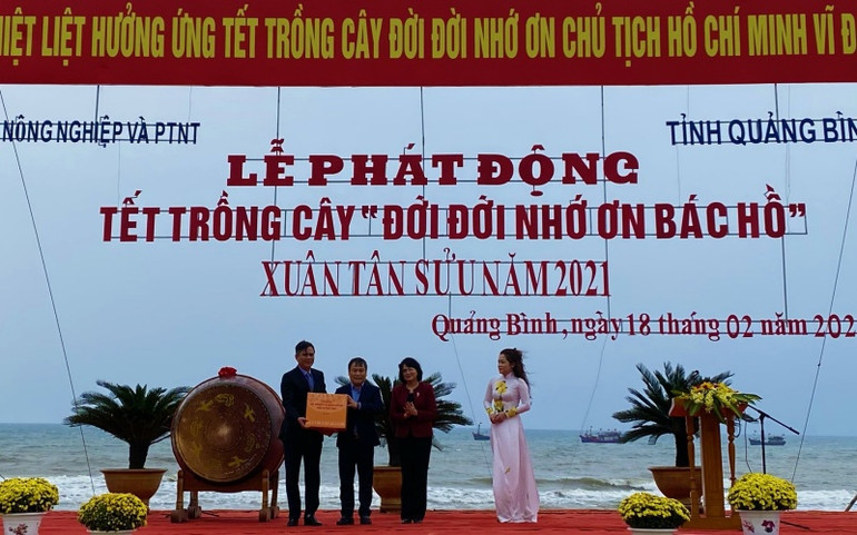 Phó Chủ tịch nước Đặng Thị Ngọc Thịnh tặng quà cho tỉnh Quảng Bình. Phó Chủ tịch nước Đặng Thị Ngọc Thịnh phát động “Tết trồng cây đời đời nhớ ơn Bác Hồ” tại Quảng Bình -0