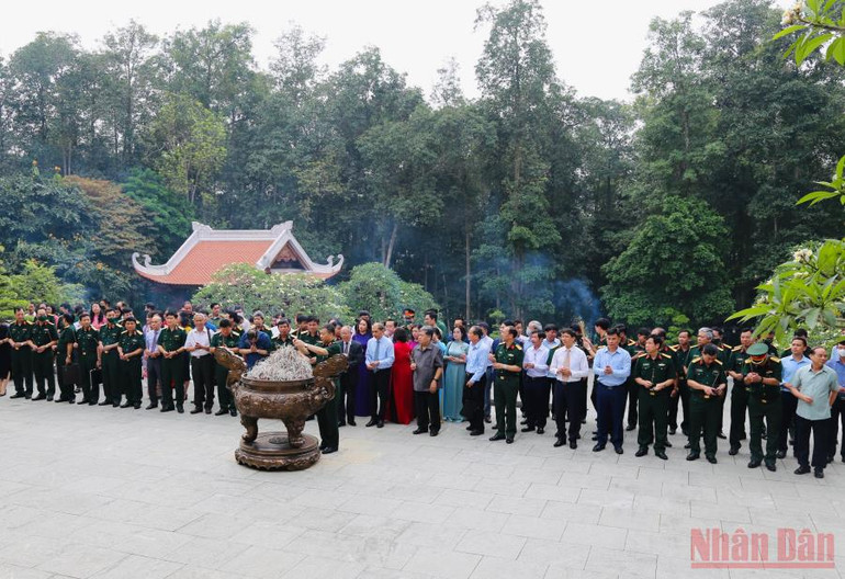 Các đại biểu dự Tọa đàm thành kính dâng hương tưởng niệm Chủ tịch Hồ Chí Minh. Tọa đàm “Chủ tịch Hồ Chí Minh với Đá Chông – K9” -0