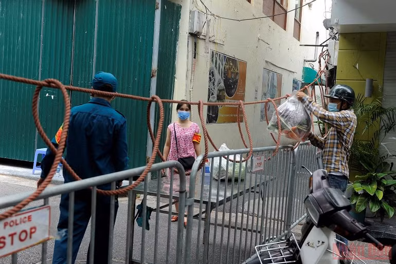 Cách ly y tế các phố khu vực Bệnh viện Việt - Đức -0