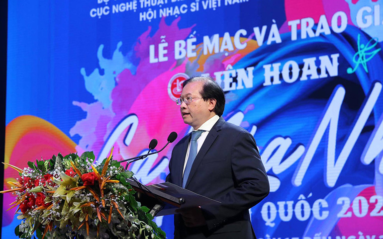 Thứ trưởng Văn hóa, Thể thao và Du lịch Tạ Quang Đông phát biểu. Ba vở diễn được trao giải xuất sắc tại Liên hoan Ca múa nhạc toàn quốc năm 2021 (đợt 2) -0