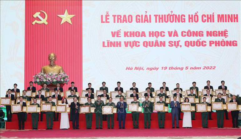 Chủ tịch nước Nguyễn Xuân Phúc cùng các đồng chí lãnh đạo Bộ Quốc phòng trao Giải thưởng Hồ Chí Minh về khoa học, công nghệ lĩnh vực quân sự, quốc phòng cho các tác giả. (Ảnh: Trọng Đức/TTXVN) Chủ tịch nước trao Giải thưởng Hồ Chí Minh về khoa học và công nghệ lĩnh vực quân sự, quốc phòng -0