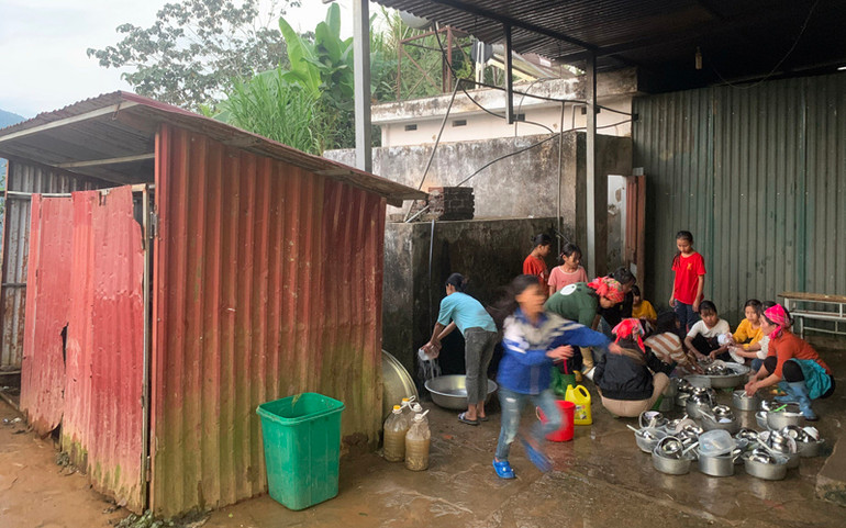 Cơ sở vật chất thiếu thốn nơi sinh hoạt cá nhân và bếp ăn của học sinh cũng được thầy cô dựng tạm. Cần đầu tư cơ sở vật chất cho giáo dục ở huyện biên giới Mường Tè -0