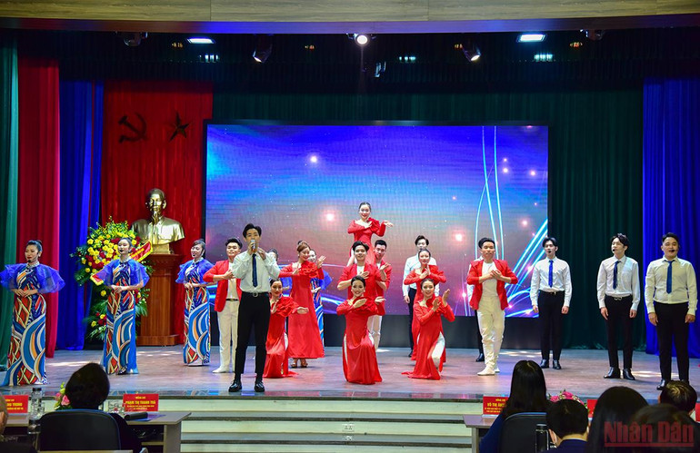 Các tiết mục văn nghệ chào mừng. (Ảnh: Thành Đạt) Lễ kỷ niệm 50 năm ngày truyền thống trường Đại học Nôi vụ Hà Nội và đón nhận Huân chương Lao động hạng Nhất -3