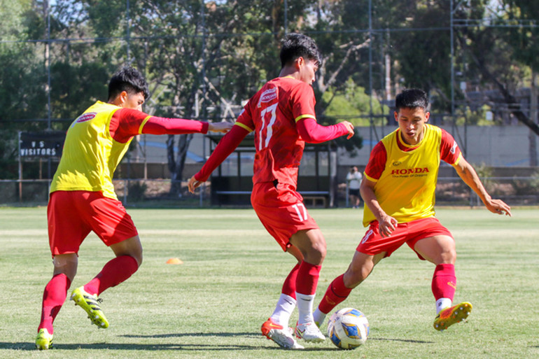 Tuyển Việt Nam chia quân đá đối kháng, rà soát đội hình cho trận tái đấu Australia -0