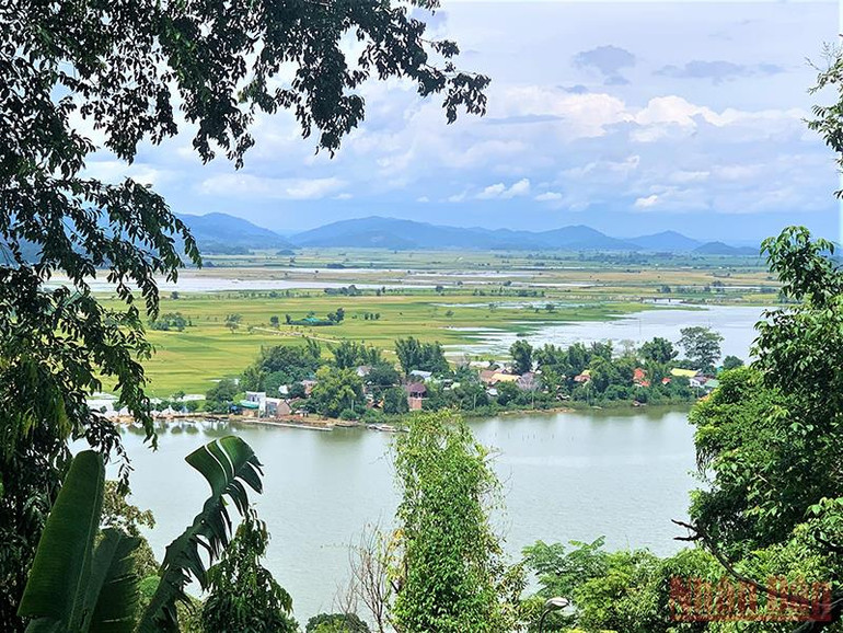 Đứng trên Biệt điện Bảo Đại nhìn xuống, xa xa là các buôn cổ M’nông hiện ra trông đẹp như một bức tranh. Thơ mộng hồ Lắk giữa đại ngàn Tây Nguyên -0