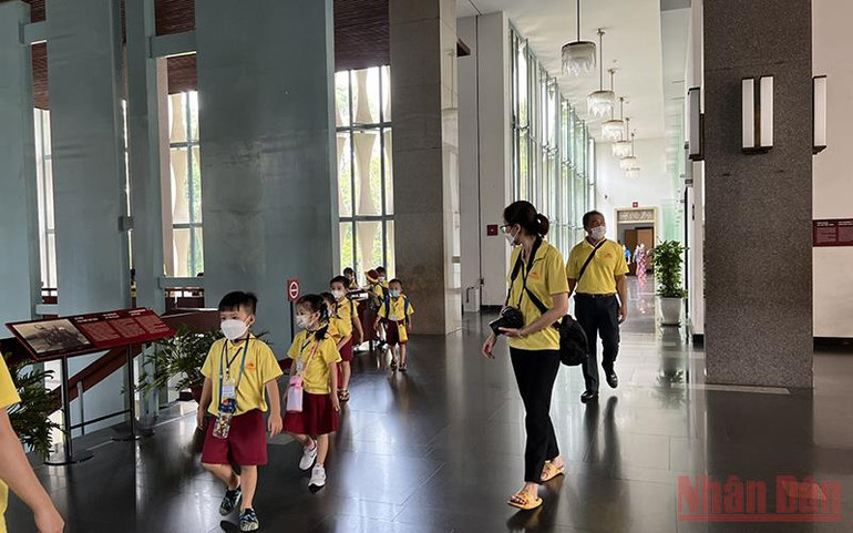 Các em học sinh một trường Mầm non đến tham quan tại Dinh Độc Lập vào ngày 27/4. Thành phố Hồ Chí Minh giữ gìn, phát huy giá trị các địa chỉ đỏ -0