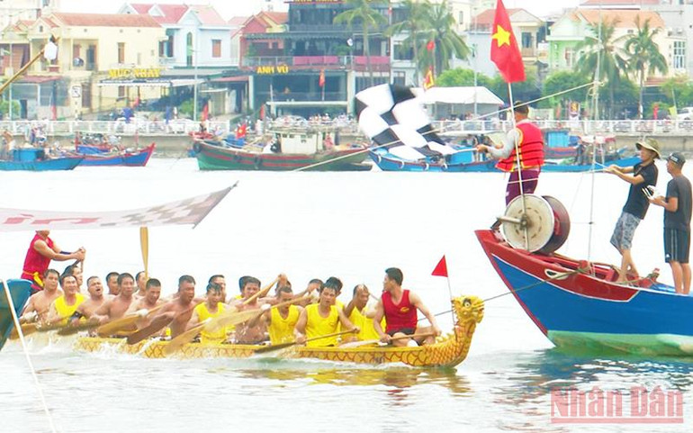 Các thuyền nỗ lực trên đường đua sông Nhật Lệ. Quảng Bình: Nô nức lễ hội đua thuyền truyền thống trên sông Nhật Lệ -0