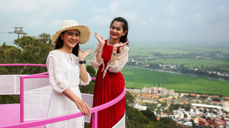 Mùng 4 Tết, du khách tấp nập “cưỡi mây” vãn cảnh đỉnh Núi Sam -0