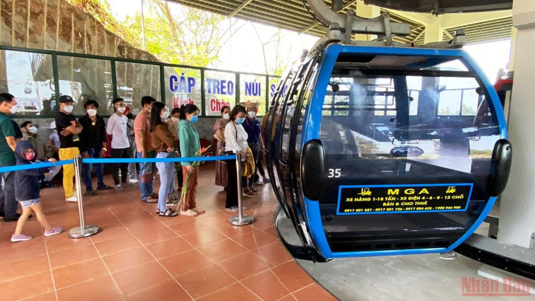 Mùng 4 Tết, du khách tấp nập “cưỡi mây” vãn cảnh đỉnh Núi Sam -0