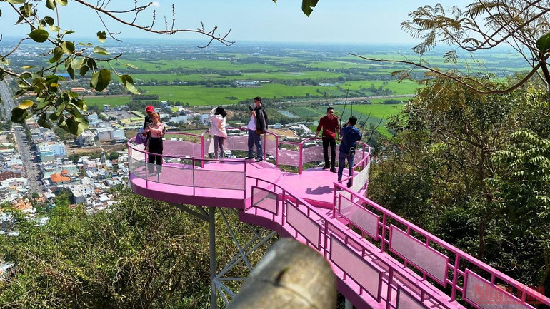 Mùng 4 Tết, du khách tấp nập “cưỡi mây” vãn cảnh đỉnh Núi Sam -0