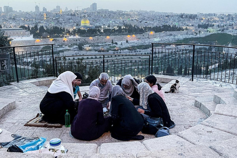 Một gia đình theo đạo Hồi dùng bữa Iftar trong tháng lễ Ramadan ở Jerusalem, ngày 5/4/2022. (Ảnh: REUTERS) Người Hồi giáo trên khắp thế giới đón tháng lễ Ramadan -0