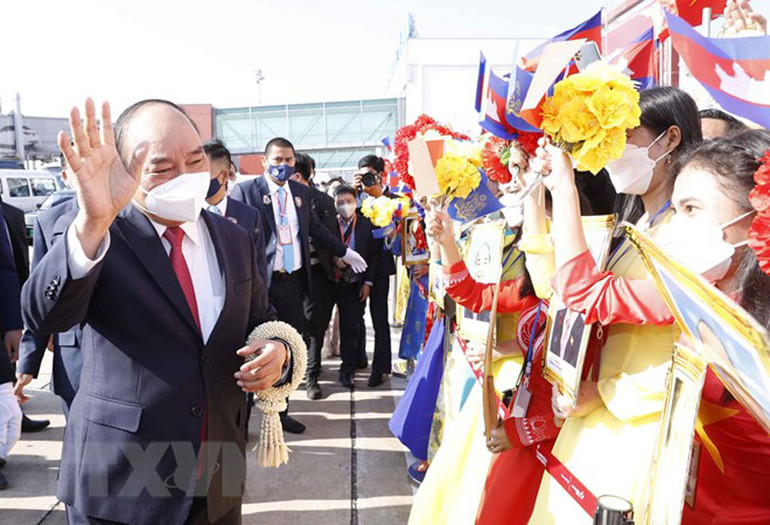 Chủ tịch nước đến Phnom Penh, bắt đầu thăm chính thức Campuchia -0