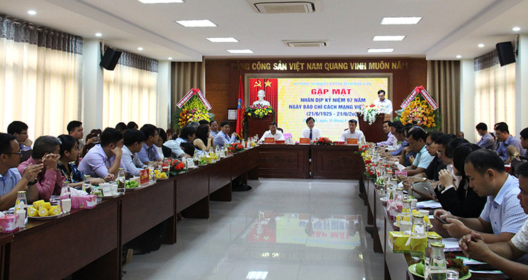 Sở Nông nghiệp và Phát triển nông thôn tỉnh Đắk Lắk thông chi tiết đến các cơ quan báo chí về công tác quản lý, bảo vệ rừng, một trong những vấn đề nóng trên địa bàn tỉnh Đắk Lắk vào ngày 16/6. Hàng loạt cán bộ Kiểm lâm ở Đắk Lắk xin nghỉ việc, xin xuống chức, nghỉ hưu sớm -0