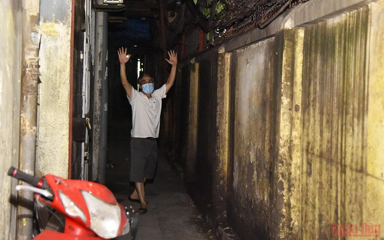 Người dân ổ dịch lớn nhất Hà Nội trở về nhà trong đêm gỡ phong tỏa -0