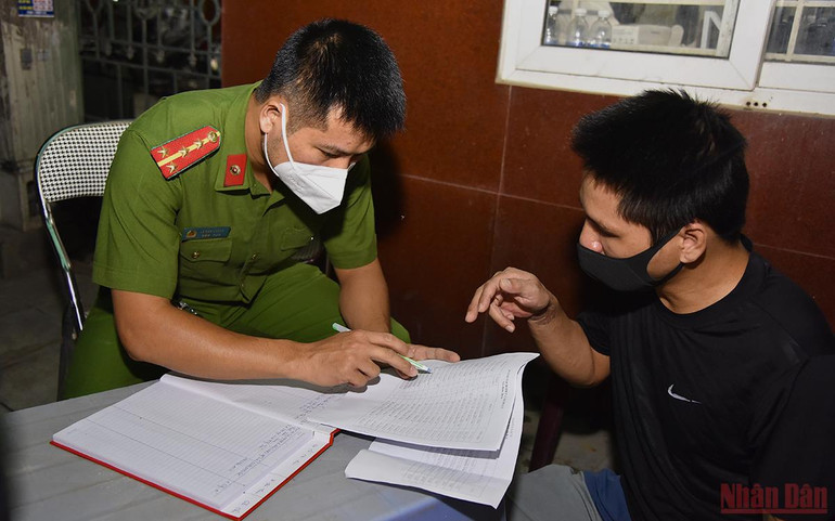 Người dân ổ dịch lớn nhất Hà Nội trở về nhà trong đêm gỡ phong tỏa -0