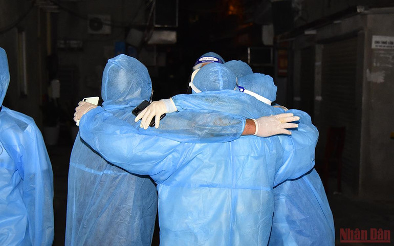 Người dân ổ dịch lớn nhất Hà Nội trở về nhà trong đêm gỡ phong tỏa -0