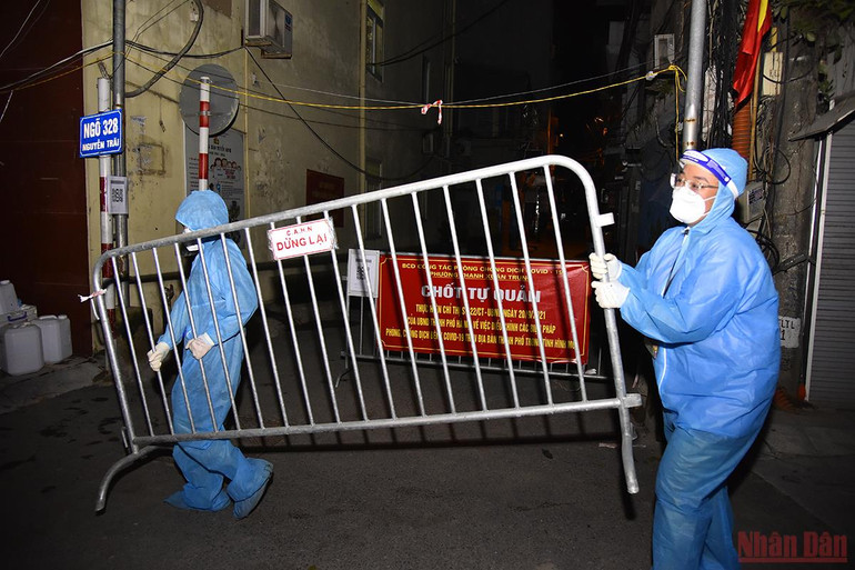 Người dân ổ dịch lớn nhất Hà Nội trở về nhà trong đêm gỡ phong tỏa -0