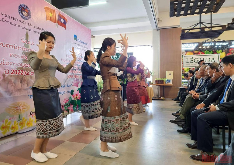 Những nữ sinh Lào trong điệu múa lăm vông. Sinh viên Lào tại Trường Đại học Đà Lạt được các gia đình nhận đỡ đầu -0