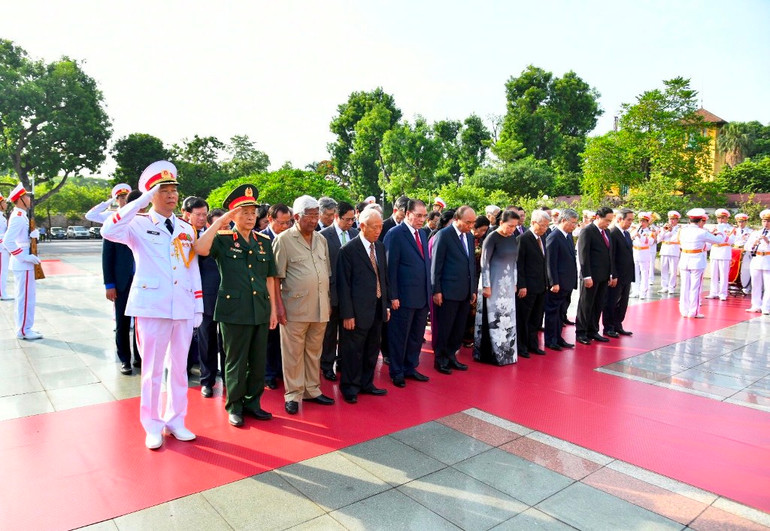 Các đồng chí lãnh đạo Đảng, Nhà nước thành kính tưởng nhớ các Anh hùng liệt sĩ. Lãnh đạo Đảng, Nhà nước tưởng niệm các Anh hùng liệt sĩ -0