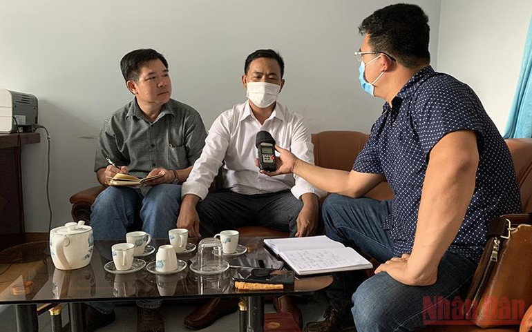 Ông Vũ Văn Quảng, Phó Chủ tịch Ủy ban nhân dân xã Ya Tờ Mốt (người ngồi giữa) trong một lần làm việc với phóng viên Báo Nhân Dân và các báo về vụ phá rừng nghiêm trọng này. Kỷ luật cảnh cáo Chủ tịch và Phó Chủ tịch Ủy ban nhân dân xã Ya Tờ Mốt về vụ để mất 382,07ha rừng tự nhiên -0