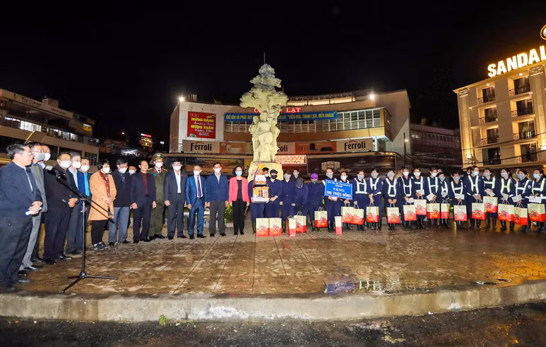 Đồng chí Trương Thị Mai trao quà Tết tặng người lao động đêm giao thừa tại Đà Lạt -0