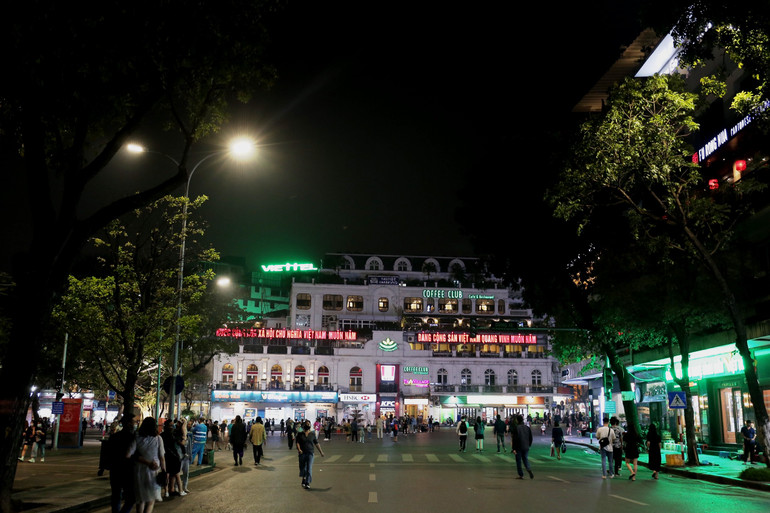 Phố đi bộ hồ Gươm vắng vẻ ngày đầu hoạt động trở lại -0