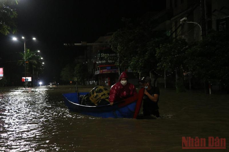 Thủy điện xả lũ, thành phố Tuy Hòa chạy lũ xuyên đêm -0