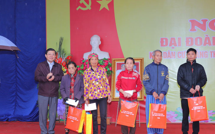 Phó Chủ tịch Ủy ban Trung ương MTTQ Việt Nam Nguyễn Hữu Dũng tặng quà cho gia đình tiêu biểu ở thôn Quảng Thắng. Trưởng Ban Tổ chức Trung ương Phạm Minh Chính dự Ngày hội Đại đoàn kết toàn dân tộc ở Thanh Hóa -0