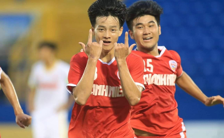 Nguyễn Thanh Nhàn đạt danh hiệu Cầu thủ hay nhất trận. PVF bảo vệ thành công chức vô địch -0