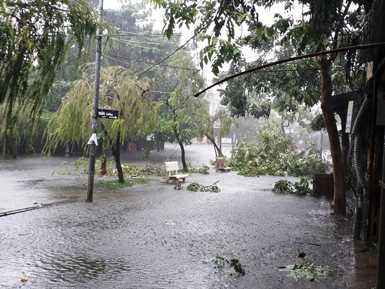 Lũ xóa nhòa sông Hoài với đường đi. Chợ Hội An ngập nặng, phố cổ đối mặt với lũ dâng cao -0