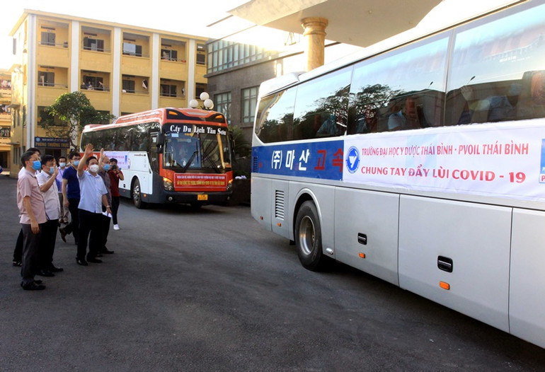 Lãnh đạo Đại học Y, Dược Thái Bình tiễn đoàn lên đường làm nhiệm vụ tại tỉnh Bắc Giang. 70 cán bộ, sinh viên Đại học Y, Dược tỉnh Thái Bình lên đường chống dịch -0