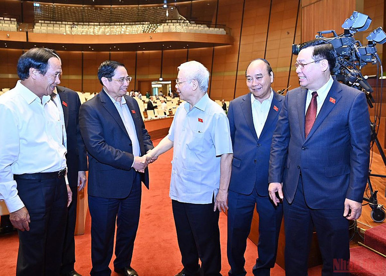 Tổng Bí thư Nguyễn Phú Trọng, Chủ tịch nước Nguyễn Xuân Phúc, Thủ tướng Phạm Minh Chính và Chủ tịch Quốc hội Vương Đình Huệ cùng các đại biểu bên lề phiên chất vấn và trả lời chất vấn. Quốc hội bước vào phiên chất vấn và trả lời chất vấn với nhiều câu hỏi, vấn đề được cử tri quan tâm -0